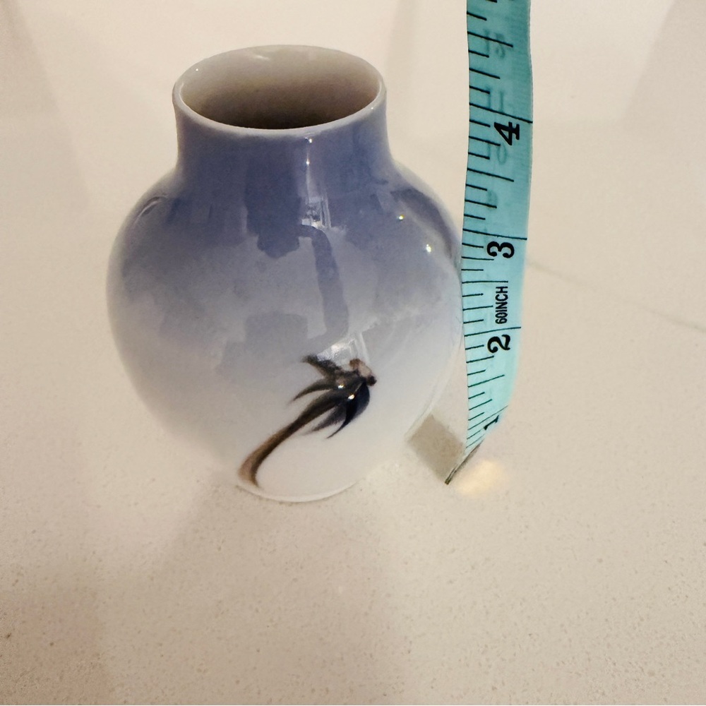 Royal Coppenhagen 4 inch dandelion vintage vase #2639 - Picture 3 of 4